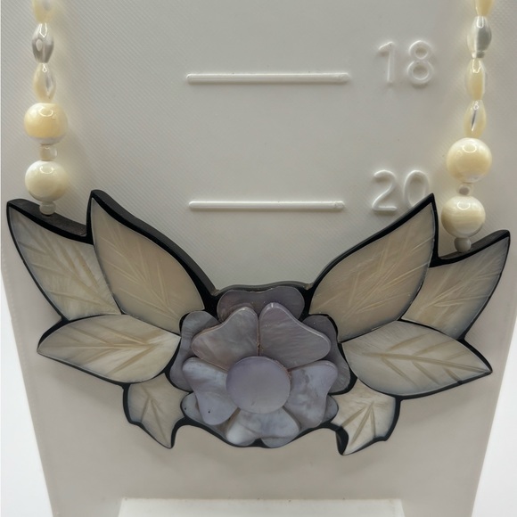 Elegant Floral mother of pearl Necklace with Pearlescent Accents and earrings - Picture 2 of 8